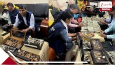 বিছানা তুলতেই টাকার পাহাড়, ড্রয়ার খুলতেই দামি ঘড়ির স্তূপ! আমলা দম্পতির ঘরে চক্ষু চড়কগাছ তদন্তকারীদের