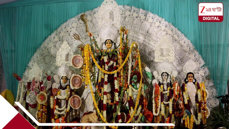 পাশের পাড়ায় নয়, এবার নিজেদের পাড়াতেই অঞ্জলি! অন্নপূর্ণা ভাণ্ডারের টাকায় মহিলাদের দুর্গাপুজো