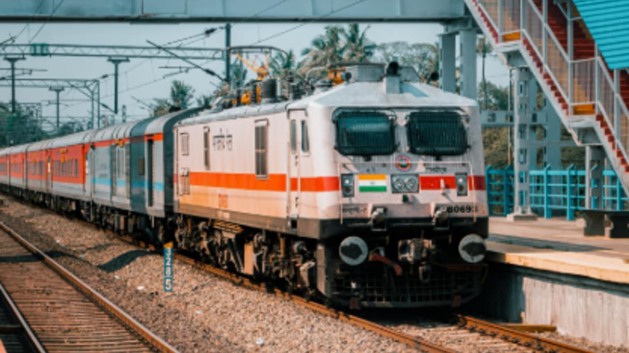 রেলেই চাকরির সুবর্ণ সুযোগ