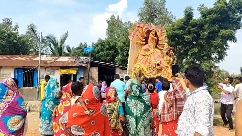 নদীপথে প্রতিমার আগমন