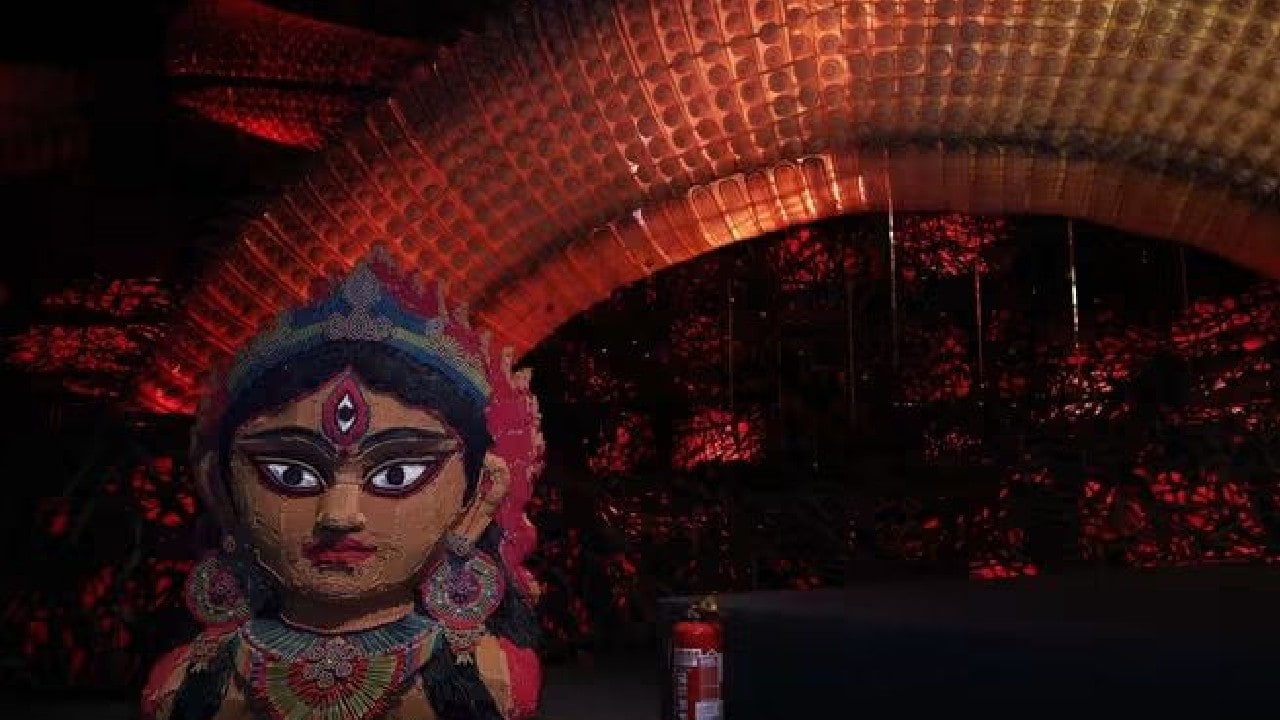 'সুর বনাম অসুরের গল্প'