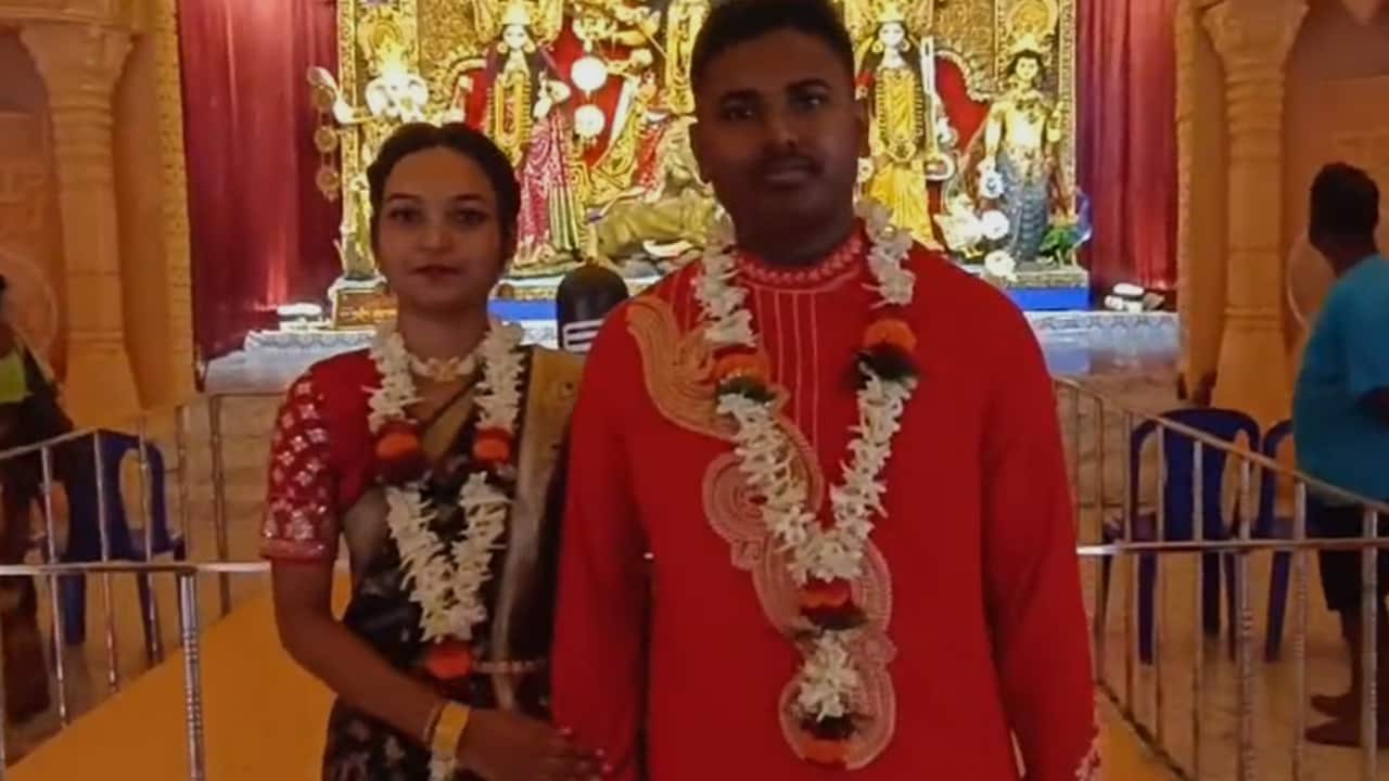 পুজো মণ্ডপেই মালাবদল