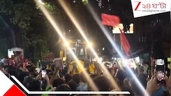 বামেদের বুকস্টলে বুলডোজার নিয়ে হাজির পুলিস! সপ্তমীর সন্ধ্যায় তুলকালাম কাণ্ড