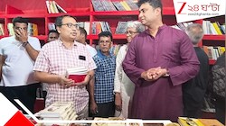 পাশে শতরূপ ঘোষ, যাদবপুরে সিপিএমের বুকস্টলে কুণাল ঘোষ!