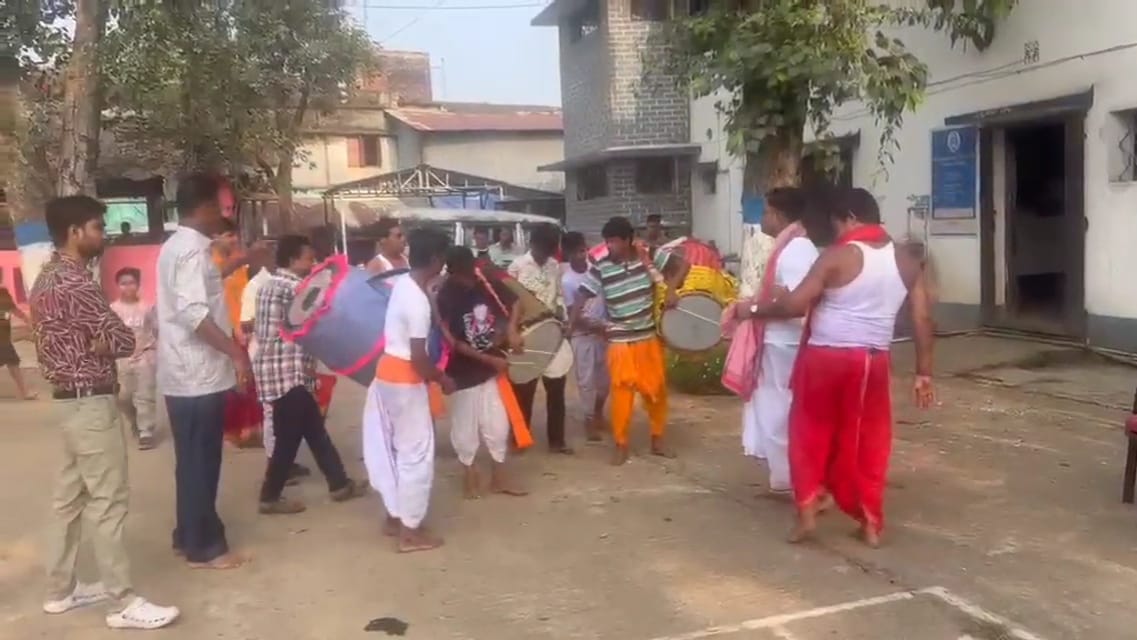 পুরোহিত বেশে পুলিস কর্তা