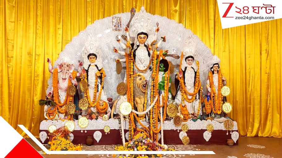 দিল্লির দক্ষিণায়নে নারীর ক্ষমতায়ন: পৌরোহিত্য বাঁকুড়ার প্রিয়াঙ্কা আর মেদিনীপুরের তনুশ্রী! বোধন থেকেই রেখেছেন বেঁধে
