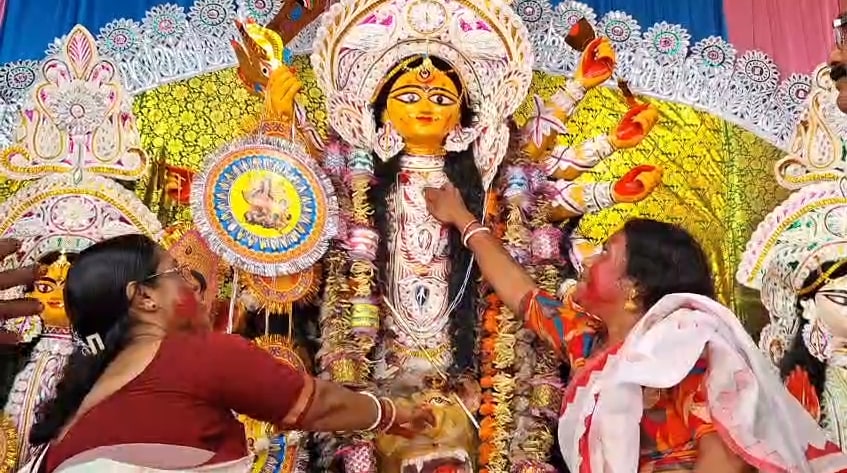 বিষাদকে সঙ্গী করেই সিঁদুরের রঙে