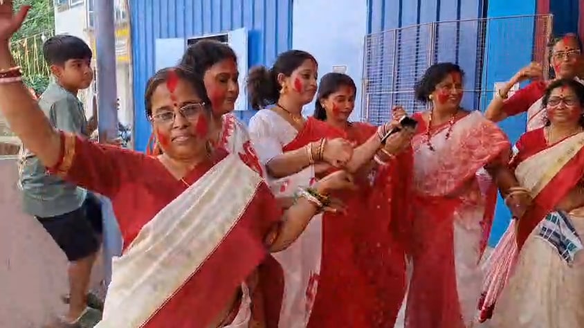 ঢাকের তালে নাচে গানে 