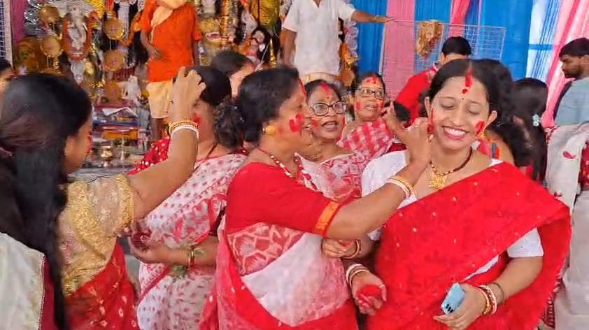 ঐতিহ্যবাহী সিঁদুর খেলা