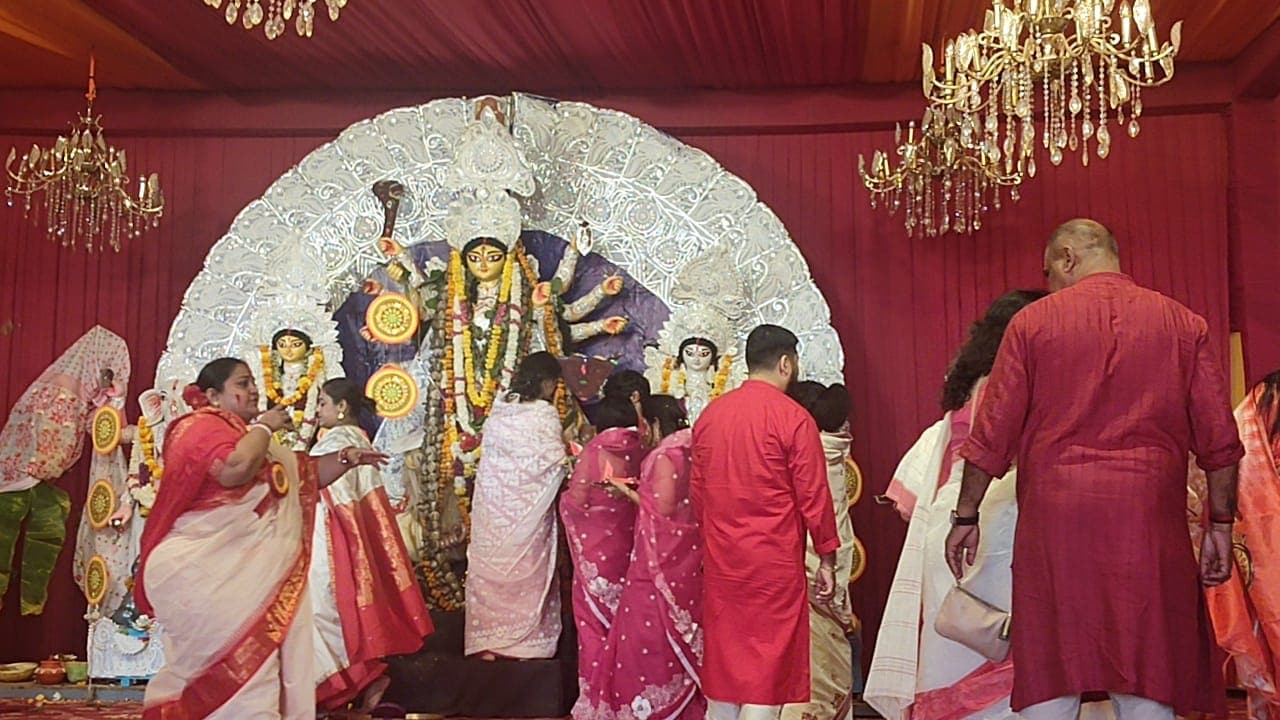 ধুনুচি হাতে নাচছিলেন সুন্দরী নন্দিতা