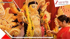 বসুন্ধরা এনক্লেভে সিঁদুর খেলা, চোখের জলে মাকে বিদায়! প্রবাসে দুর্গোৎসবের শেষ দিনে আবেগের ছবি