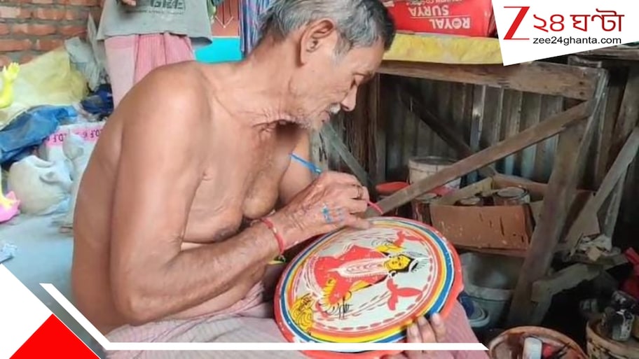 কৃষ্ণনগর-কলকাতার প্রতিমার সঙ্গে লড়াই, লক্ষ্মীর সরা বানিয়েও মিলছে না পরিশ্রমের দাম! চিন্তায় মৃৎশিল্পী...