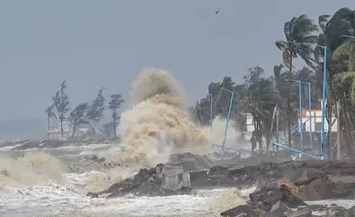 তীব্র ঝোড়ো হাওয়া