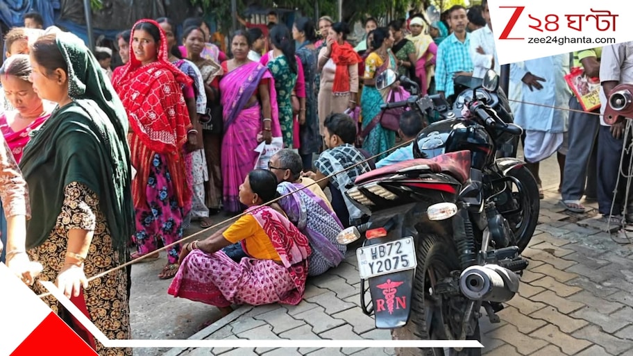 হাসপাতালে লম্বা লাইন, দু'টাকার টিকিট বাইরে ১০ টাকায়! জলপাইগুড়ি সুপার স্পেশালিটি হাসপাতালে নাজেহাল রোগীরা