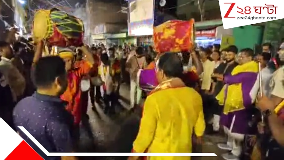 লাখো মানুষের ভিড়ে রানীগঞ্জে প্রজাপতি দুর্গার বিদায়, ঢাকের তালে নাচলেন বিধায়ক পার্থ ঘোষ