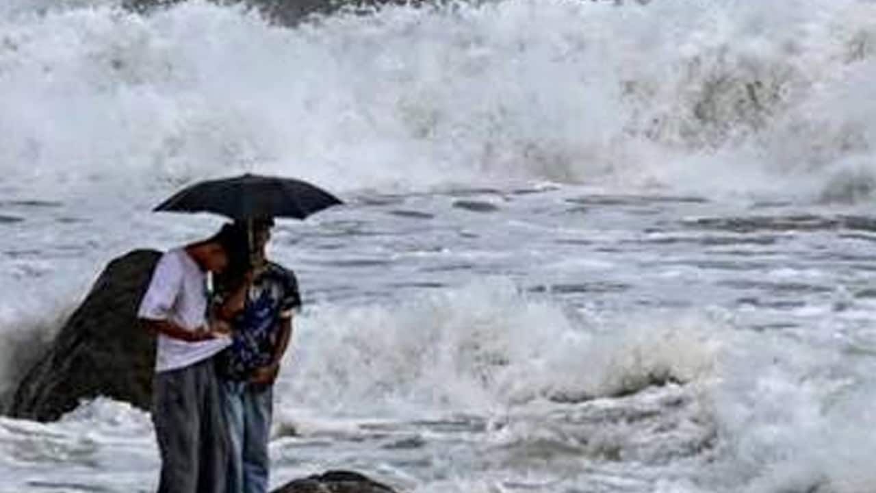সোমবার ঘূর্ণিঝড়ের রূপ